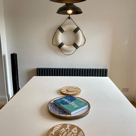 Aboos - Luxury Renovated With Parking Holiday home Whitby