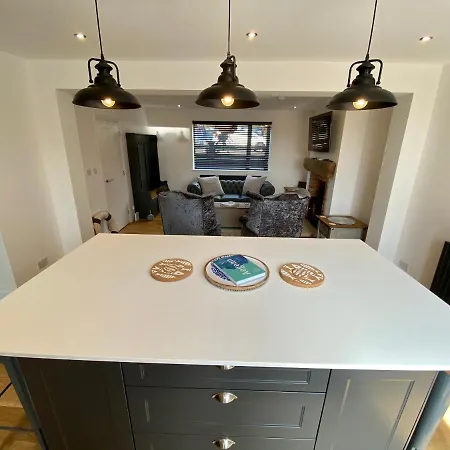 Aboos - Luxury Renovated With Parking Holiday home Whitby