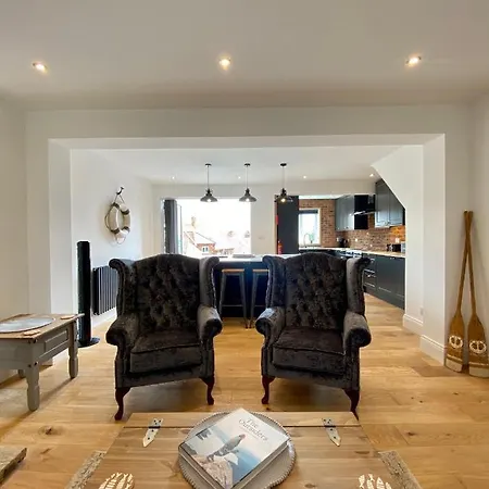 Aboos - Luxury Renovated With Parking Holiday home Whitby