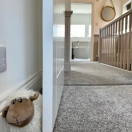 Aboos - Luxury Renovated With Parking *