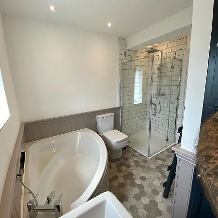 Aboos - Luxury Renovated With Parking Holiday home *