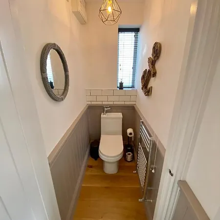 Aboos - Luxury Renovated With Parking Holiday home Whitby