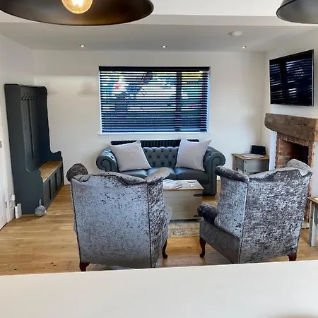 Aboos - Luxury Renovated With Parking Holiday home *