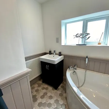 Aboos - Luxury Renovated With Parking *