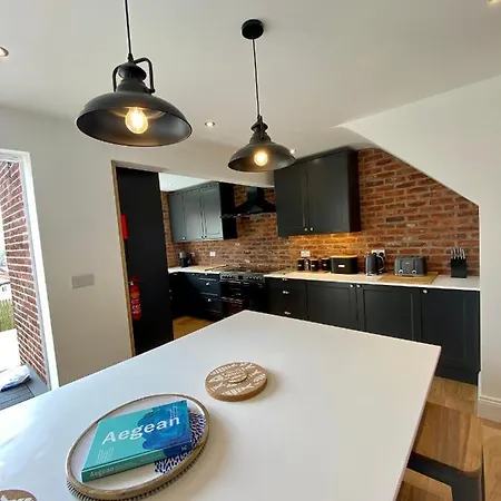 Aboos - Luxury Renovated With Parking Holiday home *