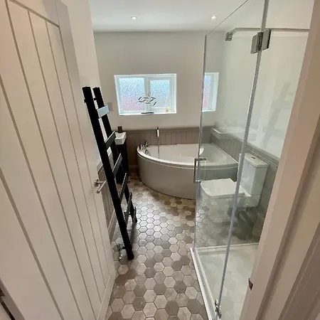 Aboos - Luxury Renovated With Parking Holiday home