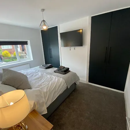 Aboos - Luxury Renovated With Parking *