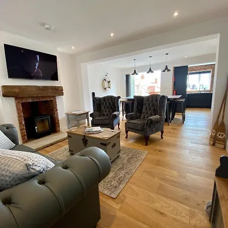 Aboos - Luxury Renovated With Parking Holiday home Whitby