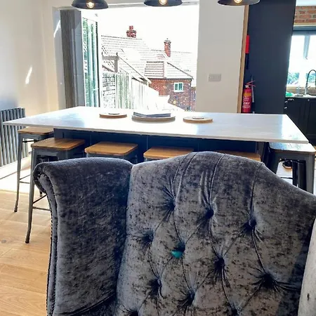 Aboos - Luxury Renovated With Parking * Whitby