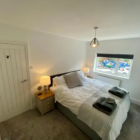 Aboos - Luxury Renovated With Parking Holiday home Whitby