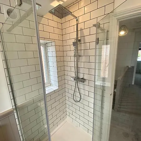Aboos - Luxury Renovated With Parking Holiday home Whitby